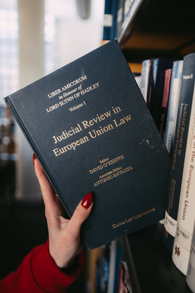 Benchmark y auditoría de intervenciones en LLM para recomendación