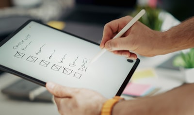¿Cómo una app de control de proyectos personalizada puede mejorar la satisfacción del cliente?