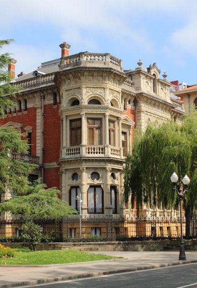 Caso de estudio: implementación de Q2BSTUDIO en portal de estudiantes con pagos (Bilbao 2026)