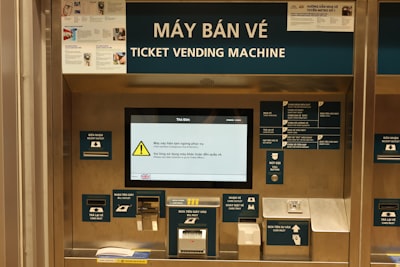 ¿Incluye el cierre automático de tickets por inactividad paneles de control o informes?