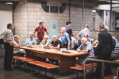 Cómo la deliberación grupal mejora la resolución de puzzles de ajedrez