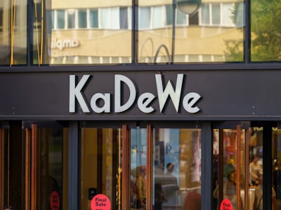 La falsedad en la base de conocimientos de 10,000 clientes