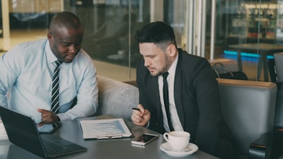 Factores que determinan el costo de expandir el equipo con empleados de inteligencia artificial