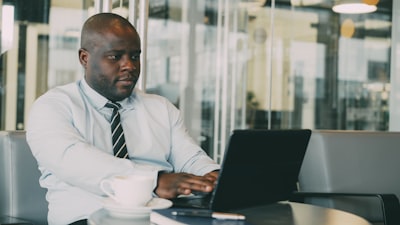 ¿Cómo la IA mejora las soluciones empresariales personalizadas?