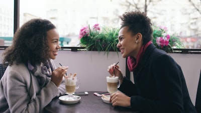 Cómo la memoria convierte conversaciones en experiencias