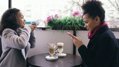 Cómo las Conversaciones pueden Desencadenar Prejuicios en Profesionales de Derecho