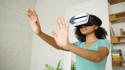 Mejores empresas de presentadores virtuales de IA en Granada