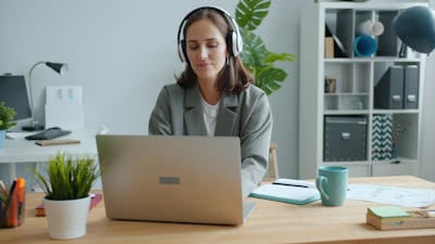 Automatización de flujos de trabajo en consultoría para trabajo remoto sostenible.