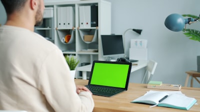 ¿Compatibilidad con empleados de IA en trabajo remoto/híbrido?