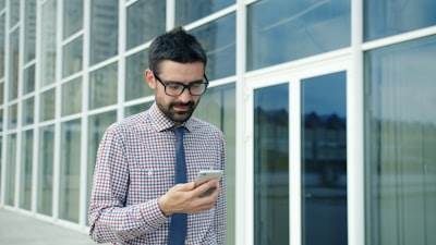 Beneficios de contratar expertos en aplicaciones móviles para reducir costos