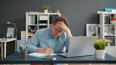 ¿Las asistentes de IA reducen la carga cognitiva o acumulan deuda cognitiva?