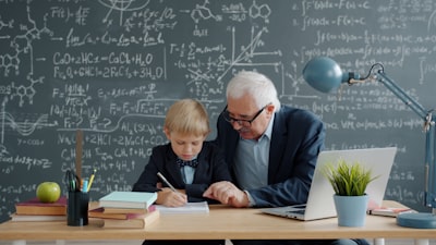 Modelando el Envejecimiento en el Aprendizaje Asincrónico