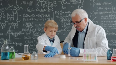 Aprendizaje relacional molecular impulsado por ajuste químico