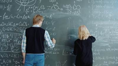 IA como Musa: Descubriendo secretos matemáticos de forma colaborativa