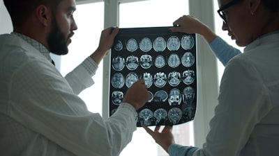Un Banco de Pruebas Dirigido por Expertos para el Aprendizaje Médico Multimodal en Contexto