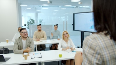 Videos de capacitación en Inteligencia Artificial para empresas: Cómo elegirlos.