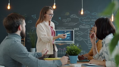 Mejora de la comunicación interna con informes de producción automatizados.