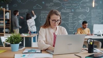 ¿Es el software personalizado para la gestión de clientes ideal para startups y grandes empresas?