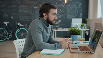 Partner de intranet con chat y IA para equipos distribuidos