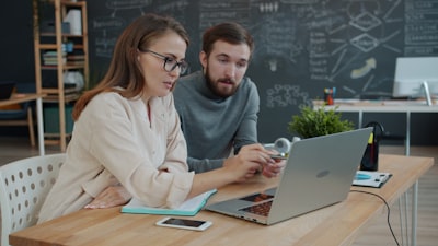 Rapidez de resultados financieros con avatares digitales personalizados