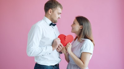¿El asesoramiento de LLMs mejora las relaciones románticas?