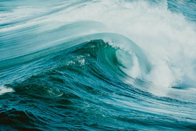 Estimación precisa de olas costeras con modelos espacio-temporales