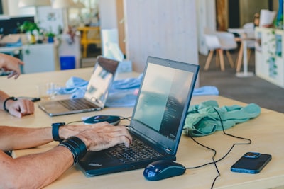 ¿Cómo el desarrollo personalizado de backend fomenta la sostenibilidad del trabajo remoto?