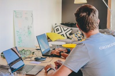 Cómo el software personalizado puede mejorar el trabajo remoto.
