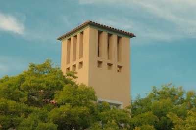 Mapeo de escuelas y torres desde el espacio con IA