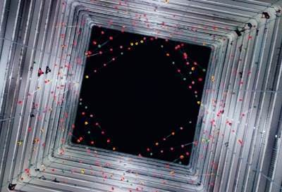 Supresión de dispersión de fonones en interfaz mediante nanocables autoensamblados