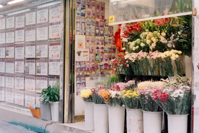 ¿Cómo puede el sistema de gestión de una tienda de flores reducir costos y ahorrar tiempo?