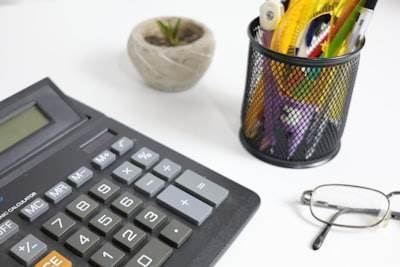Costos adicionales de software empresarial personalizado.