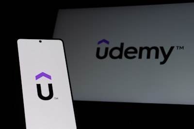 MLLM-como-Juez para el Aprendizaje Universal de Incrustación Multimodal de UniME-V2
