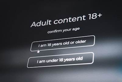 Empresa de pornografía implementa verificación de edad tras sanción de £1 millón de Ofcom