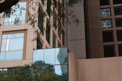 Empleado federal acusado en fraude de ayuda por COVID