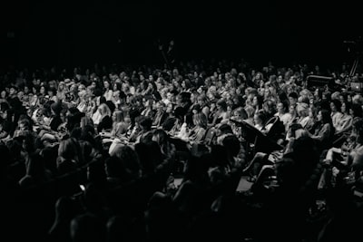 Reacciones del público a videos: nuevo dataset y benchmark