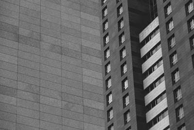 Lecciones aprendidas en implementación de LLMs en entornos regulados