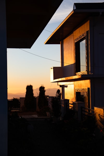La iluminación adaptativa de Home Assistant no funciona bien con amanecer y atardecer; usa tu propio horario