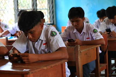 La estricta prohibición de teléfonos en escuelas de Inglaterra.