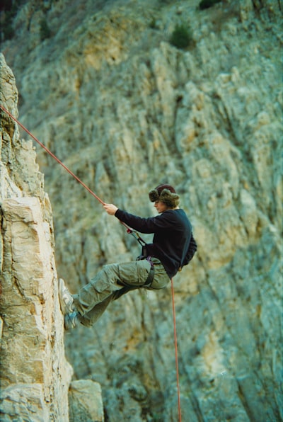 ¿Vale la pena escalar? Análisis decisional de cascadas de LLM