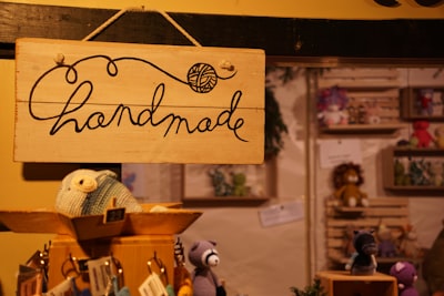 Productos masivos y falsificaciones digitales inundan Etsy