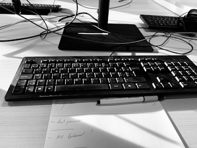 ¿Incluye el software web paneles de control o informes?