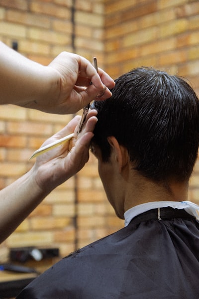 Profesional en reducción de ausencias en salón de belleza en Alicante