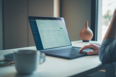 Accede a la plataforma de empleados con IA desde cualquier lugar