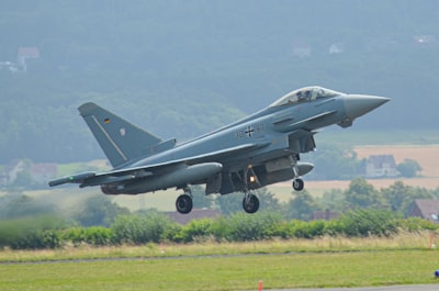 La RAF busca un dron-asesino económico mientras el Typhoon prueba cohetes láser