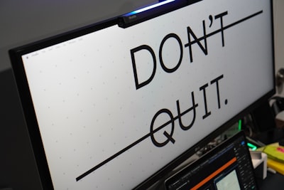 ¿Qué problemas comerciales resuelve la automatización de las alertas de falta de stock?
