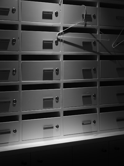 ¿Cómo protege la automatización de actualizaciones de inventario la información confidencial?