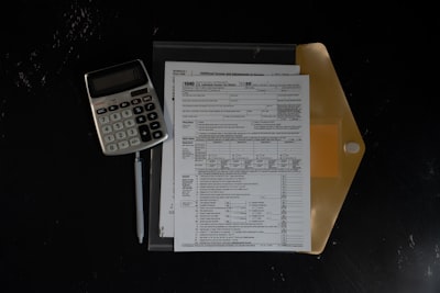 Estima el costo total de automatizar tareas administrativas