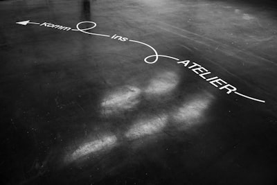 Inferencia de trayectorias con métrica de Finsler