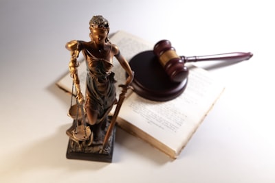 Cómo los LLMs pequeños rechazan consultas legales
